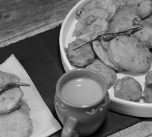Aloo Ke Pakode With Free Tea