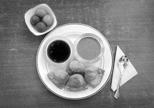 4 Pcs Samosa + 4 Pcs Hot Gulab Jamun