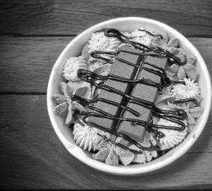 Kitkat cake bowl