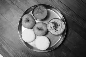 Iddli [2 Pcs] with Wada [2 Pcs]