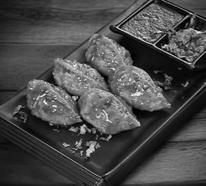 Chicken Schezwan Momos ( 8 Pcs )