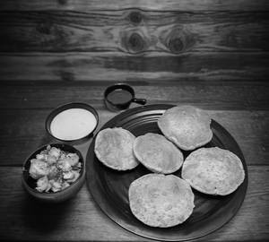 Bedmi Puri [4pcs ]& Aloo Tomato Gravy Vegetable