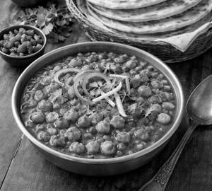 4 plain paratha with chole sabji