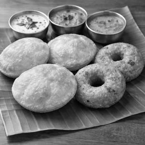 Poori With Wada Combo