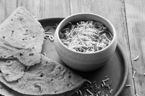 Sev Tamatar With Tandoori Roti [4 Pieces]