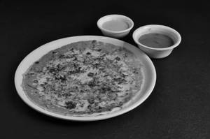 Onion Chilli Uttapam [1 Pc]
