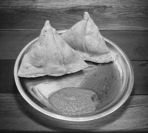 Samosa with chutney [2 Piece]
