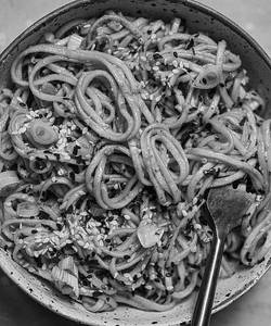 Veg Pan Fried Noodles In Hot Garlic