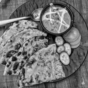 Cheese Naan With Gravy