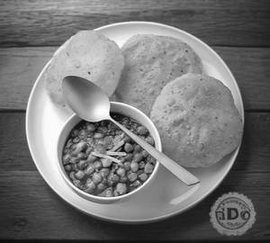 Chole With Puri [ 4 Pieces ]