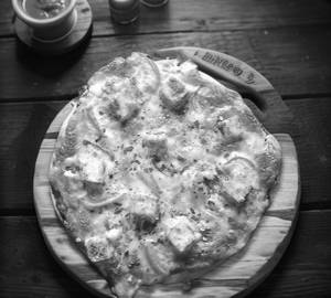 Tandoori paneer pizza