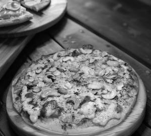 Chicken kaju pizza