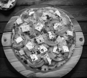 Indian tandoori paneer pizza