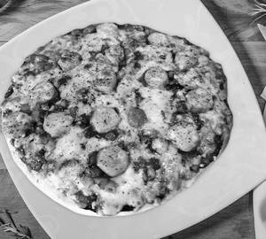 Tandoori chicken sausage pizza