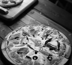 Hot and spicy veg pizza
