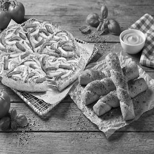 Onion & Capsicum Pizza Pie +Twisties 4pc Combo