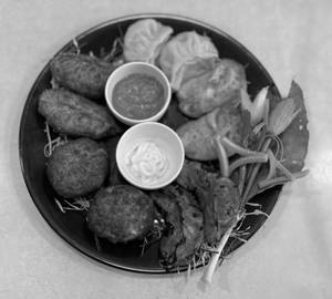 Non-Veg Momo Platter(8Pcs With Momo Soup 500Ml)