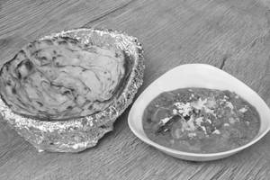Chilli Paneer With 1 Butter Naan And 1 Laccha Paratha