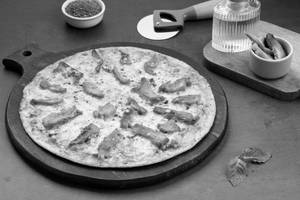 Smoked Chicken And Cheese Pizza