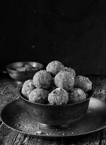 Gond Laddu