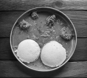 3 Idli + Half Chicken Curry