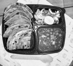Chole with 2 lachha paratha