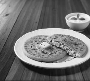 Paneer Pyaaz Paratha With Curd