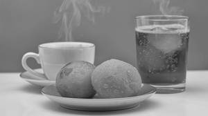 Sambar Vada (4 Pieces) & Hot/cold Drink