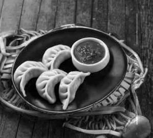 Veg Schezwan Momos [6 Pcs]