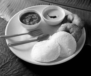 Idli Vada (1 Pc Idli & 1 Pc Vada)