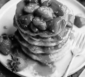 Pancake with strawberry compote (4 pieces)