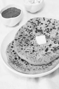 Aloo Pyaaz Stuffed Paratha With Chutney