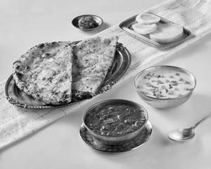 Amritsari Kulcha With Dal & Raita