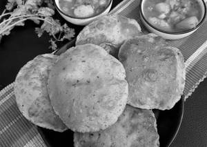 5 Poori With Aloo Matar Gravy