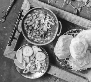 Luchi(4 Pcs)With Ghugni