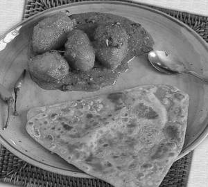 Tawa Paratha (2 Pcs) With Aludum/ Cholar dal