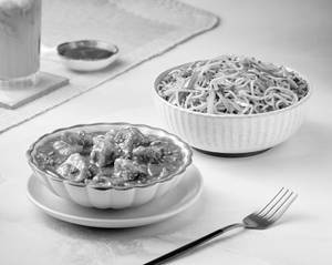 Vegetable Noodles With Chilli Paneer