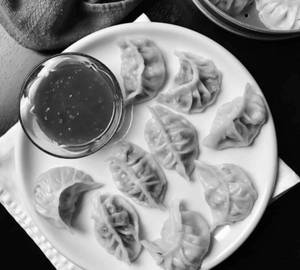 Veg momos [8 pcs]