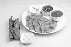 Palak With Garlic Paratha