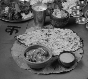 1 Garlic Naan With Murgh Makhani