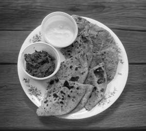 Onion paratha [2 pieces] [with dahi]