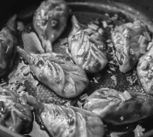Special chilli garlic gravy momo [8 pieces]