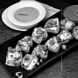 Pan Fried Paneer Sweet & Chilli Sauce Momos