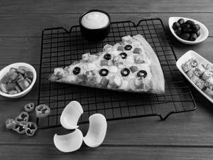 La Milano Paneer Giant Slice (20.5 Cm, Serves 1)