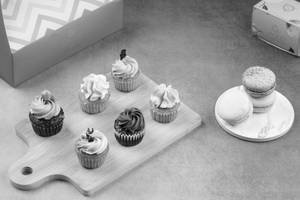 6pc Eggless Mini Cupcakes + 3pc Eggless Macarons (Assorted)