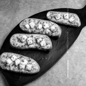 Paneer stuffed garlic bread