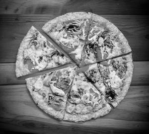 Onion tomato pizza