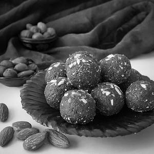 Black Til Dry Fruit Laddu