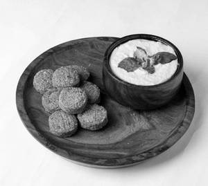 Hummus With Falafel