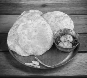 Fulko Luchi [ 5 Pcs ] With Egg Kosha And Sweet